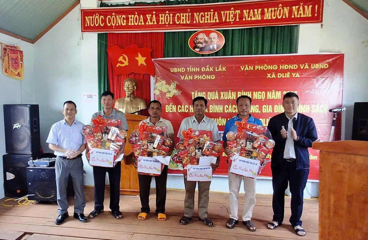 Văn phòng UBND tỉnh thăm, tặng quà buôn kết nghĩa Dliê Ya A nhân dịp Tết Nguyên đán Bính Ngọ 2026